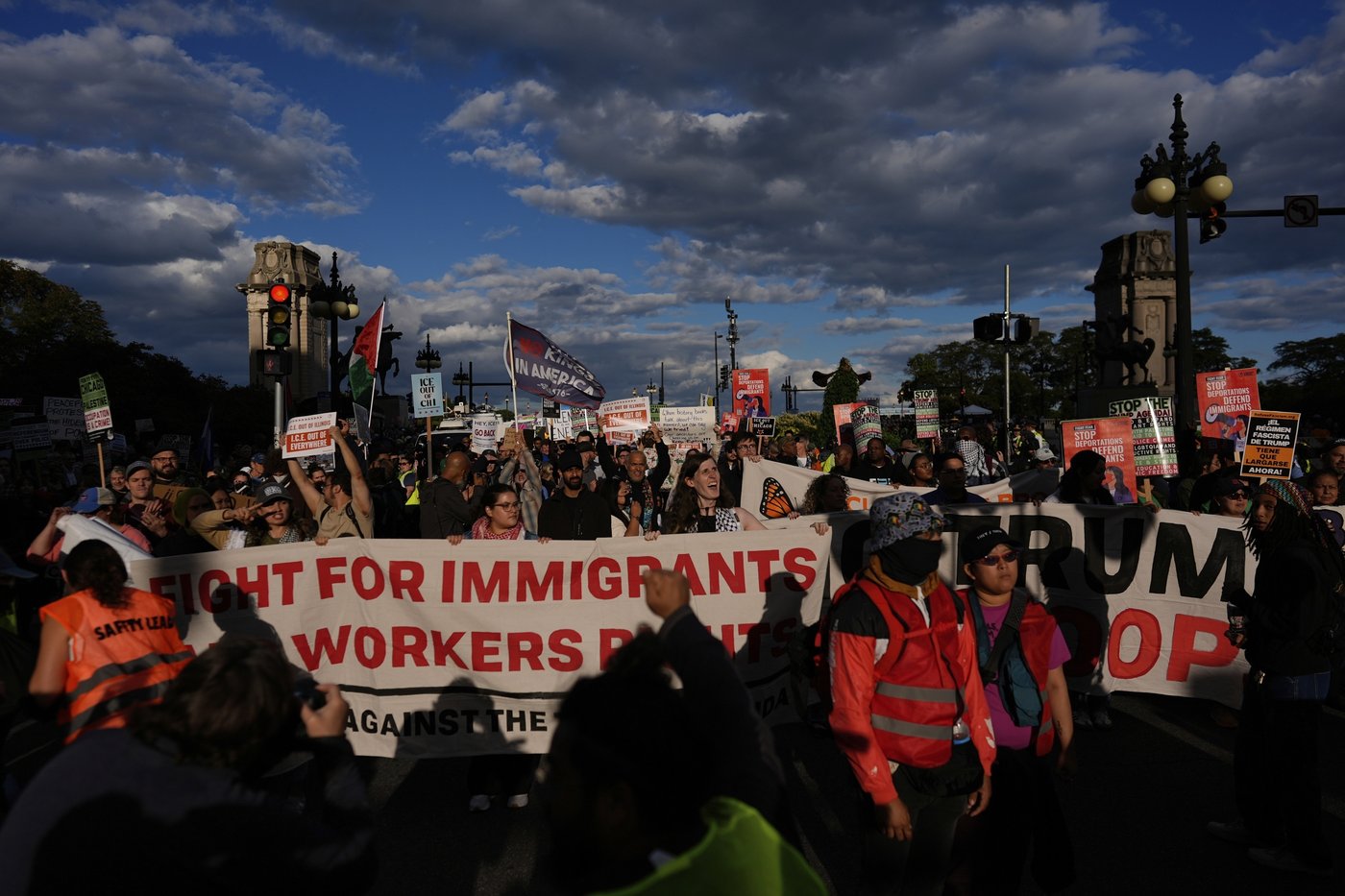 Photos capture Chicagoans’ protest against ICE and Trump’s intervention plans | iNFOnews.ca