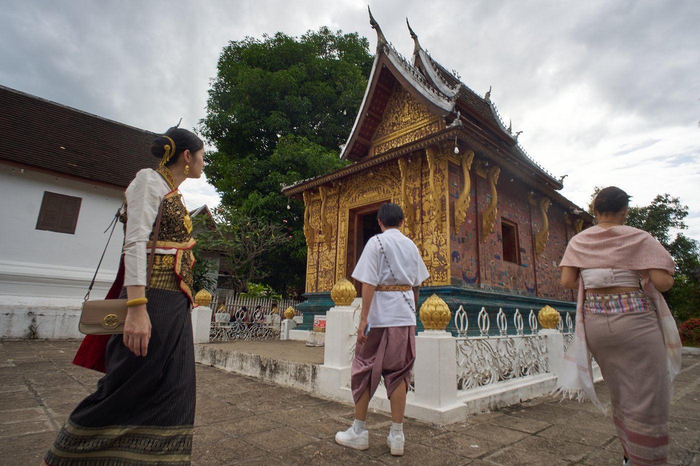 Photos of Buddhist monks in Laos praying in region littered with unexploded bombs | iNFOnews.ca
