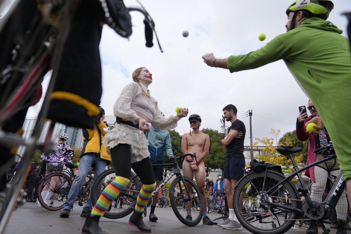Naked bike riders demonstrate against federal troops in 'quintessentially Portland' protest | iNFOnews.ca