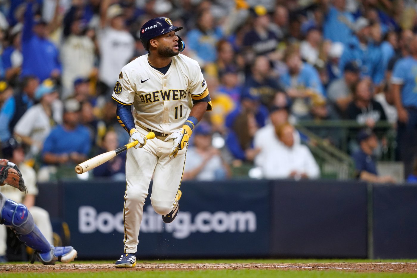 Brewers' Chourio hits 3-run homer in Game 2 of NLDS after hurting his hamstring in series opener | iNFOnews.ca