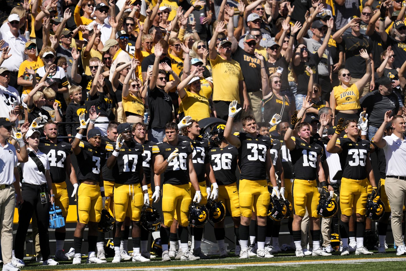 College football traditions: 'Hawkeye Wave' bonds everyone in stadium with kids in adjacent hospital | iNFOnews.ca