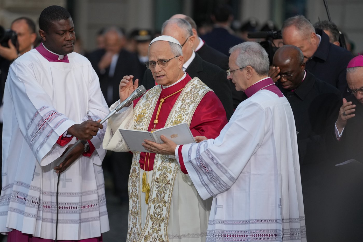Pope Leo XIV gets into Christmas spirit with prayer for peace at Spanish Steps | iNFOnews.ca