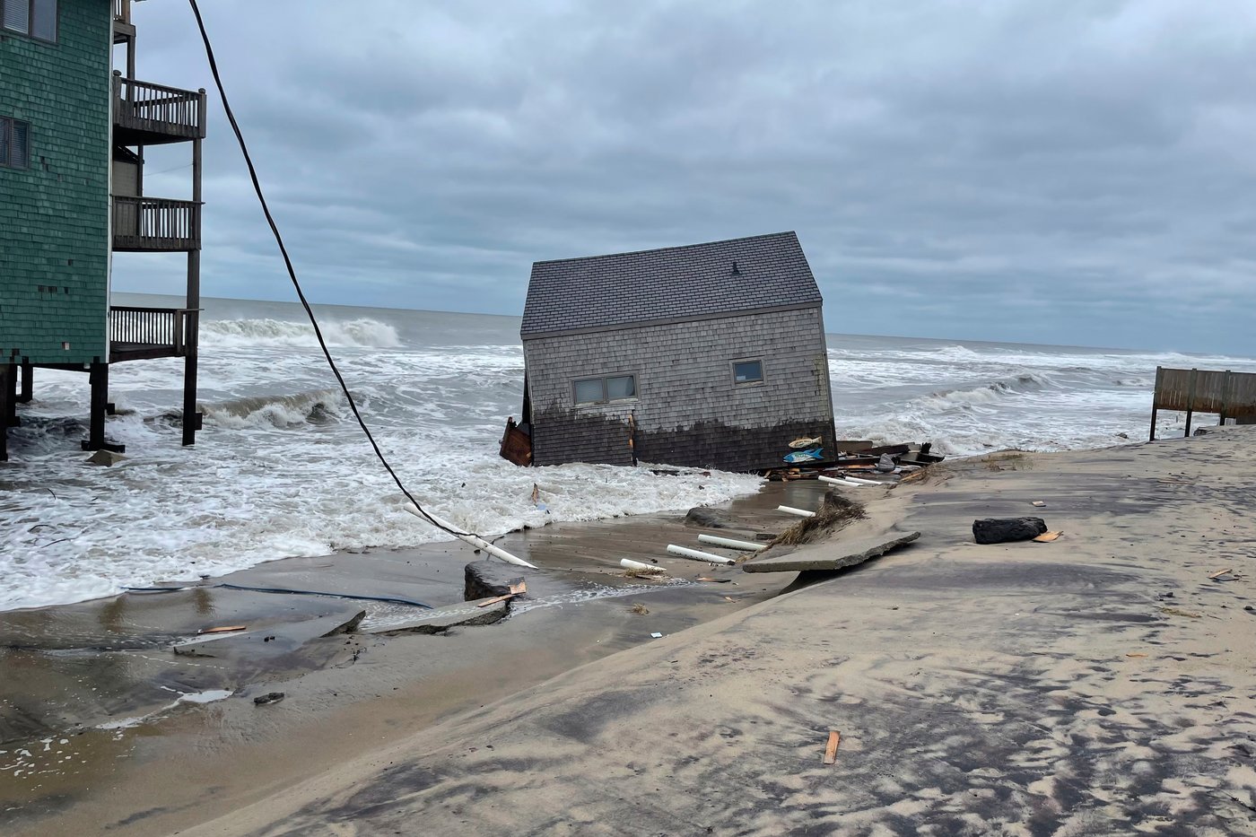 Another beachfront stilt house collapses into the surf on the Outer Banks | iNFOnews.ca