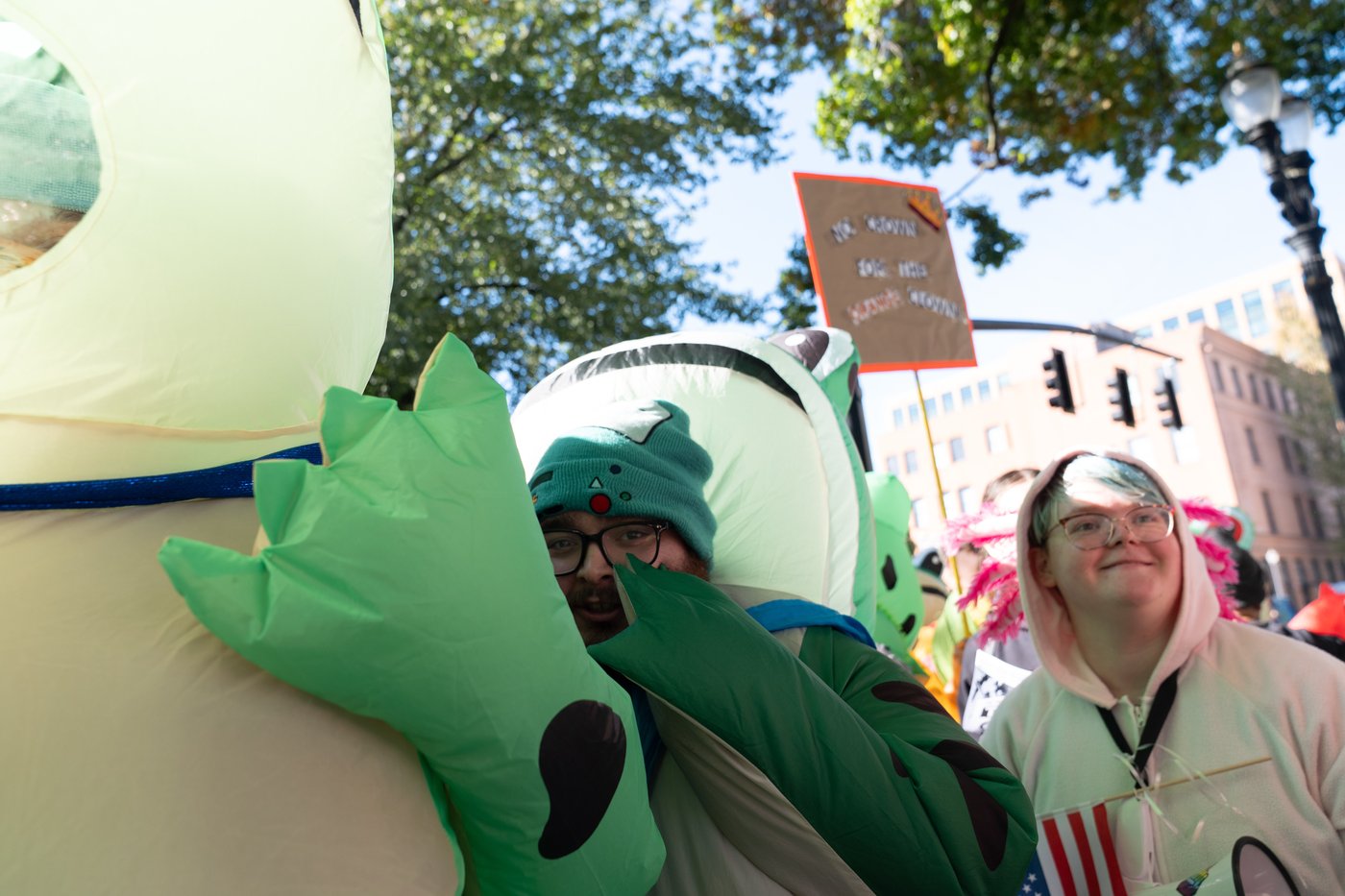 How inflatable costumes ballooned at anti-Trump rallies due to a Portland protester's frog outfit | iNFOnews.ca How inflatable costumes ballooned at anti-Trump rallies due to a Portland protester's frog outfit | iNFOnews.ca