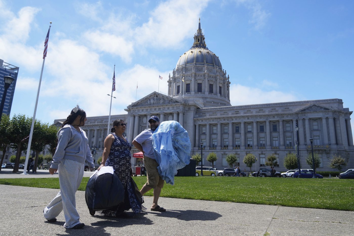 San Francisco's City Hall becomes a dream destination for quinceañera photos | iNFOnews.ca