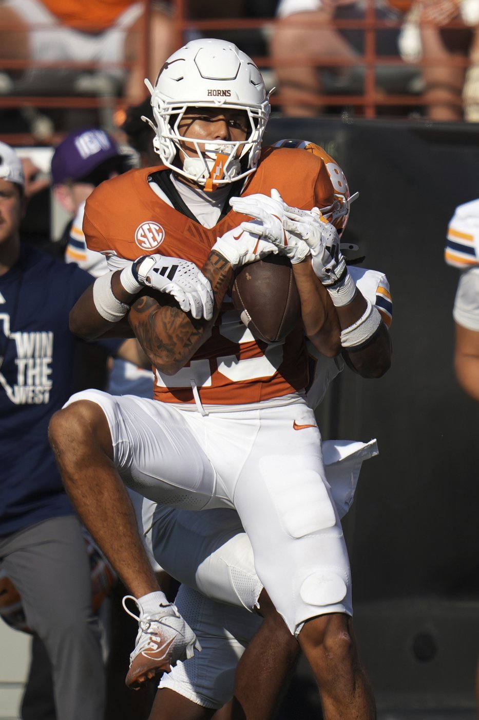 Manning runs for 2 touchdowns but struggles again in passing game as No. 7 Texas beats UTEP 27-10 | iNFOnews.ca