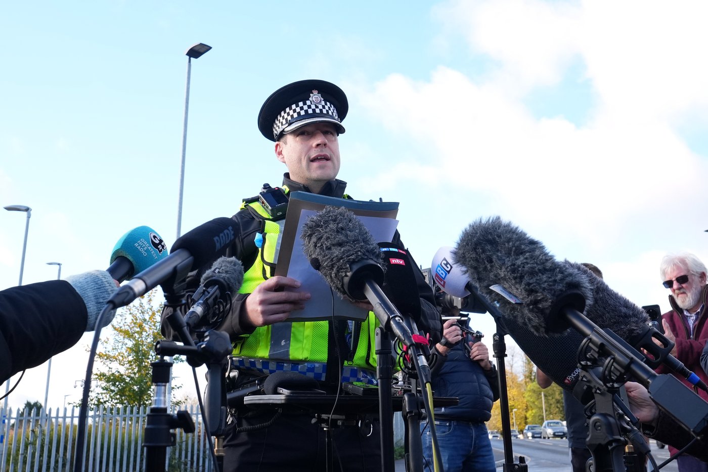 UK police release 1 of 2 men arrested over train stabbings and laud 'heroic' rail worker | iNFOnews.ca