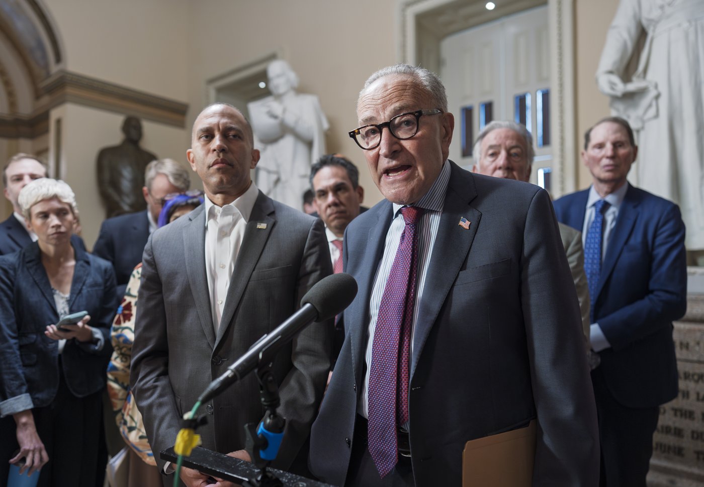 Democratic Leader Hakeem Jeffries says Trump is marching the country into a government shutdown | iNFOnews.ca