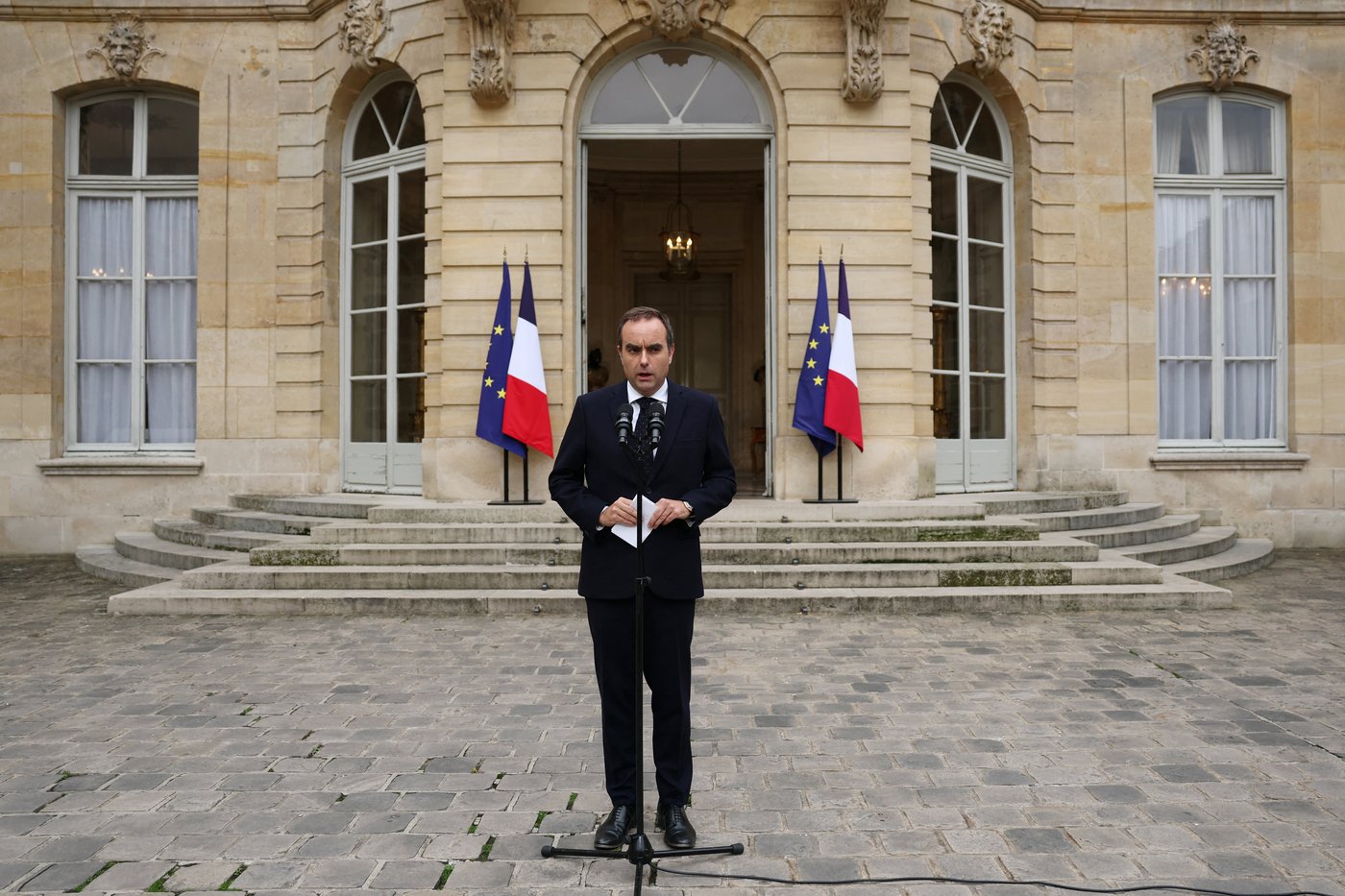 French PM resigns hours after naming government, plunging France further into political chaos | iNFOnews.ca