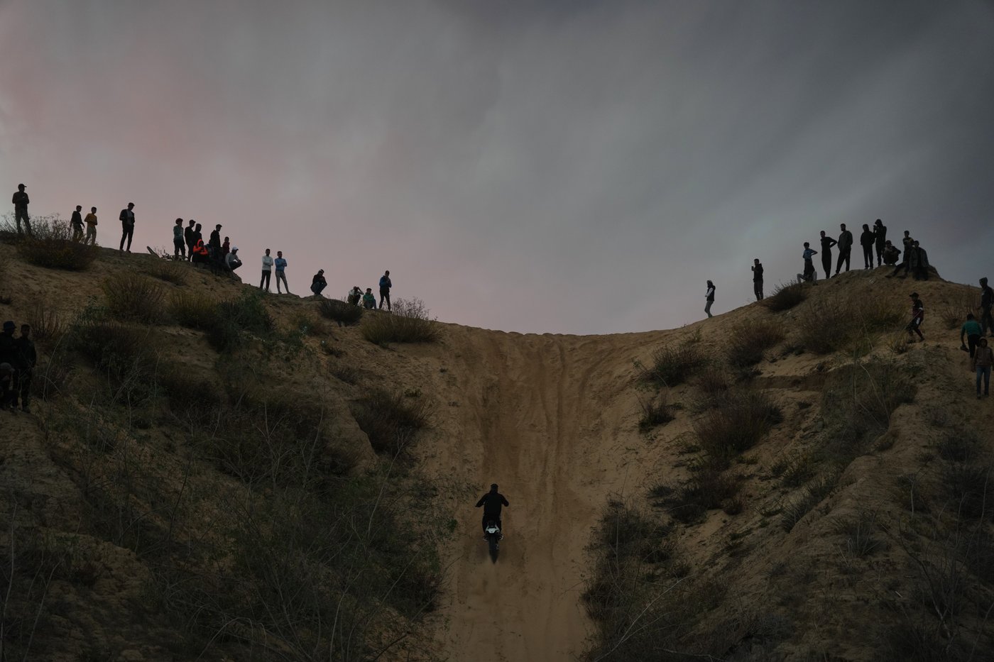Photos of youths roaring over Gaza sand dunes in a return to prewar tradition | iNFOnews.ca