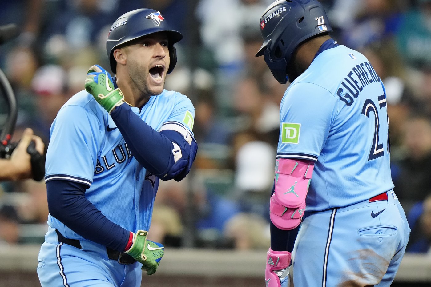Homer Happy! Blue Jays' offence comes alive in 13-4 Game 3 win over Mariners in ALCS | iNFOnews.ca Homer Happy! Blue Jays' offence comes alive in 13-4 Game 3 win over Mariners in ALCS | iNFOnews.ca