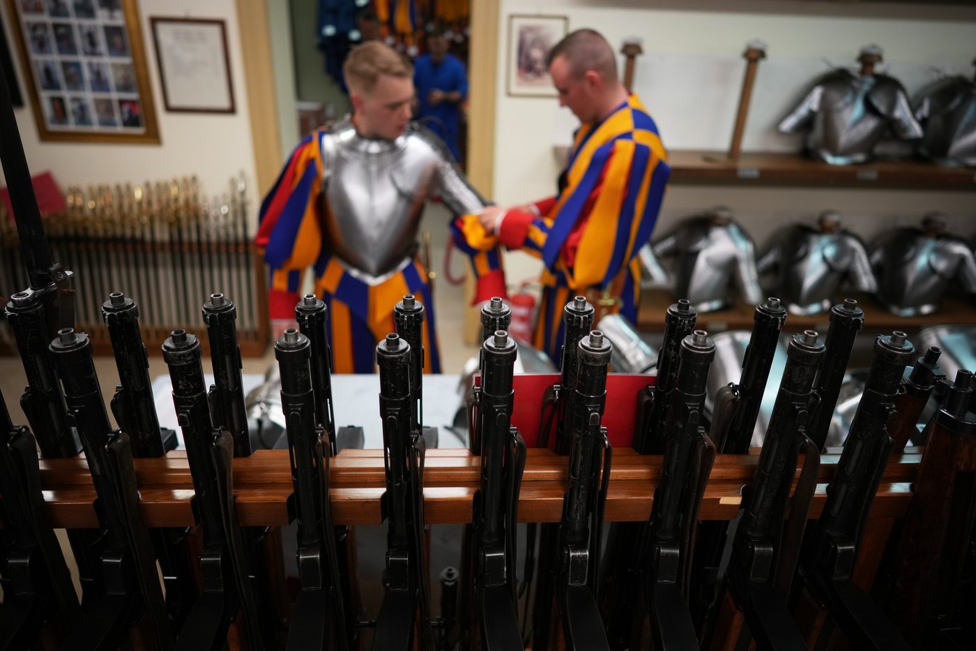 A look at Swiss Guards preparing for a swearing-in ceremony attended by the Pope, in photos | iNFOnews.ca