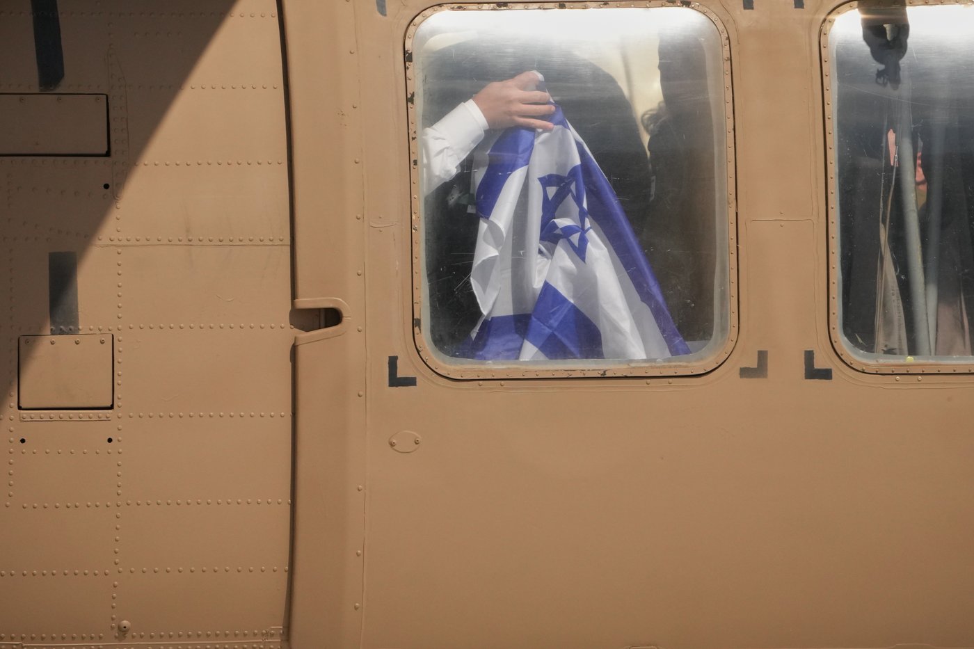 Israelis and Palestinians rejoice as hostages are released and prisoners freed, in photos | iNFOnews.ca