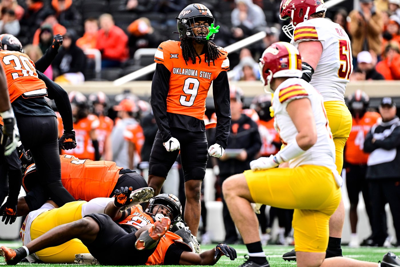 Becht throws for 1 touchdown, Sama runs for another, and Iowa State turns back Oklahoma State 20-13 | iNFOnews.ca