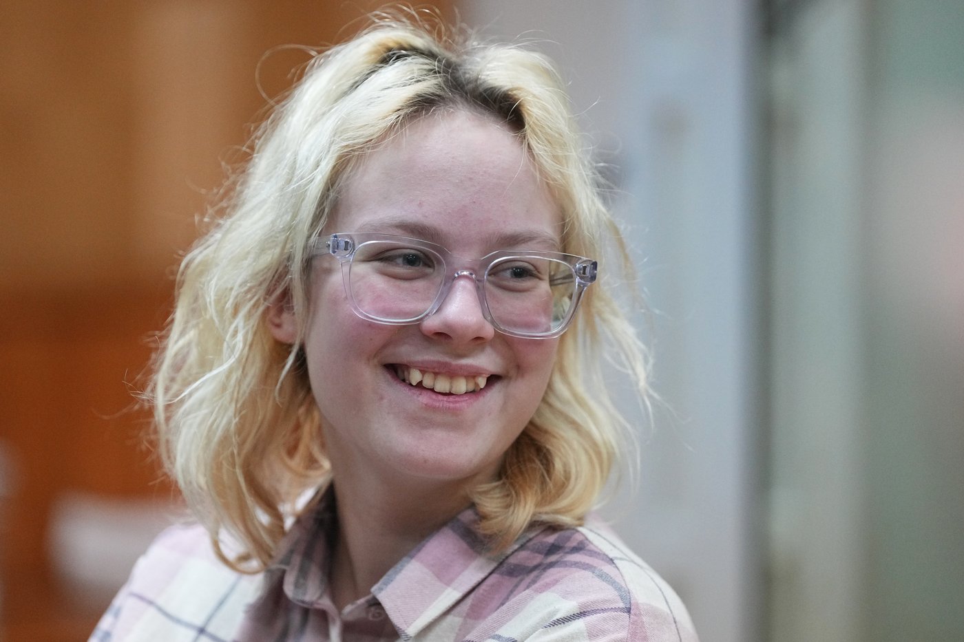 Russian court extends jailing of teenage singer over street performance of anti-war songs | iNFOnews.ca