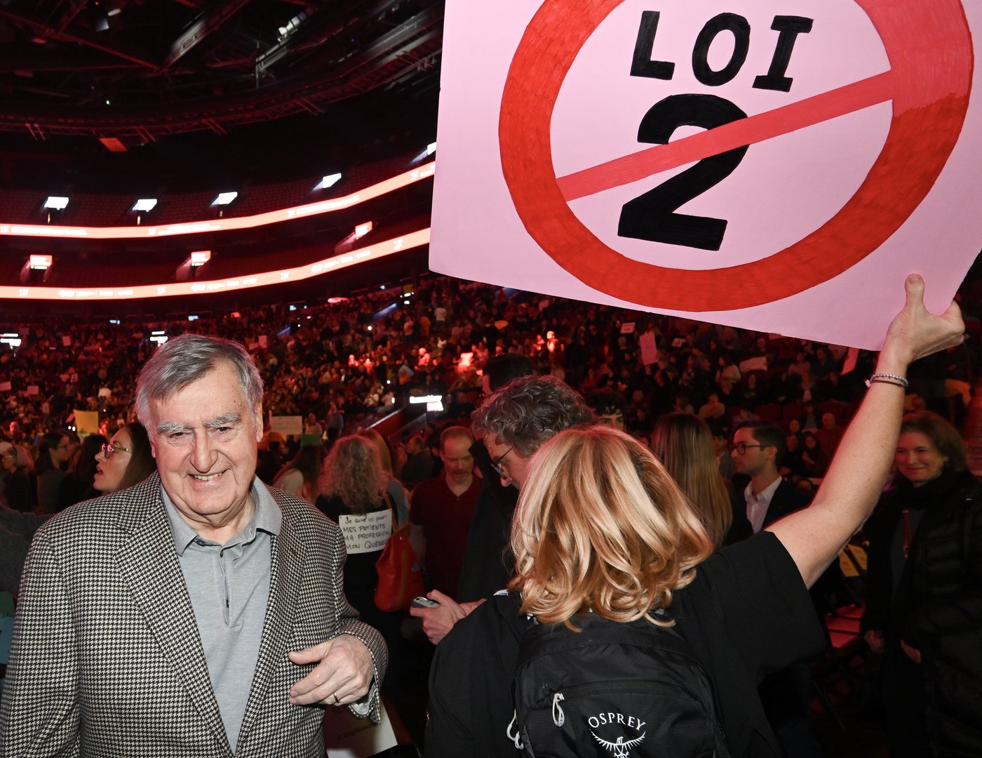 Doctors gather to protest physician payment bill at Bell Centre | iNFOnews.ca