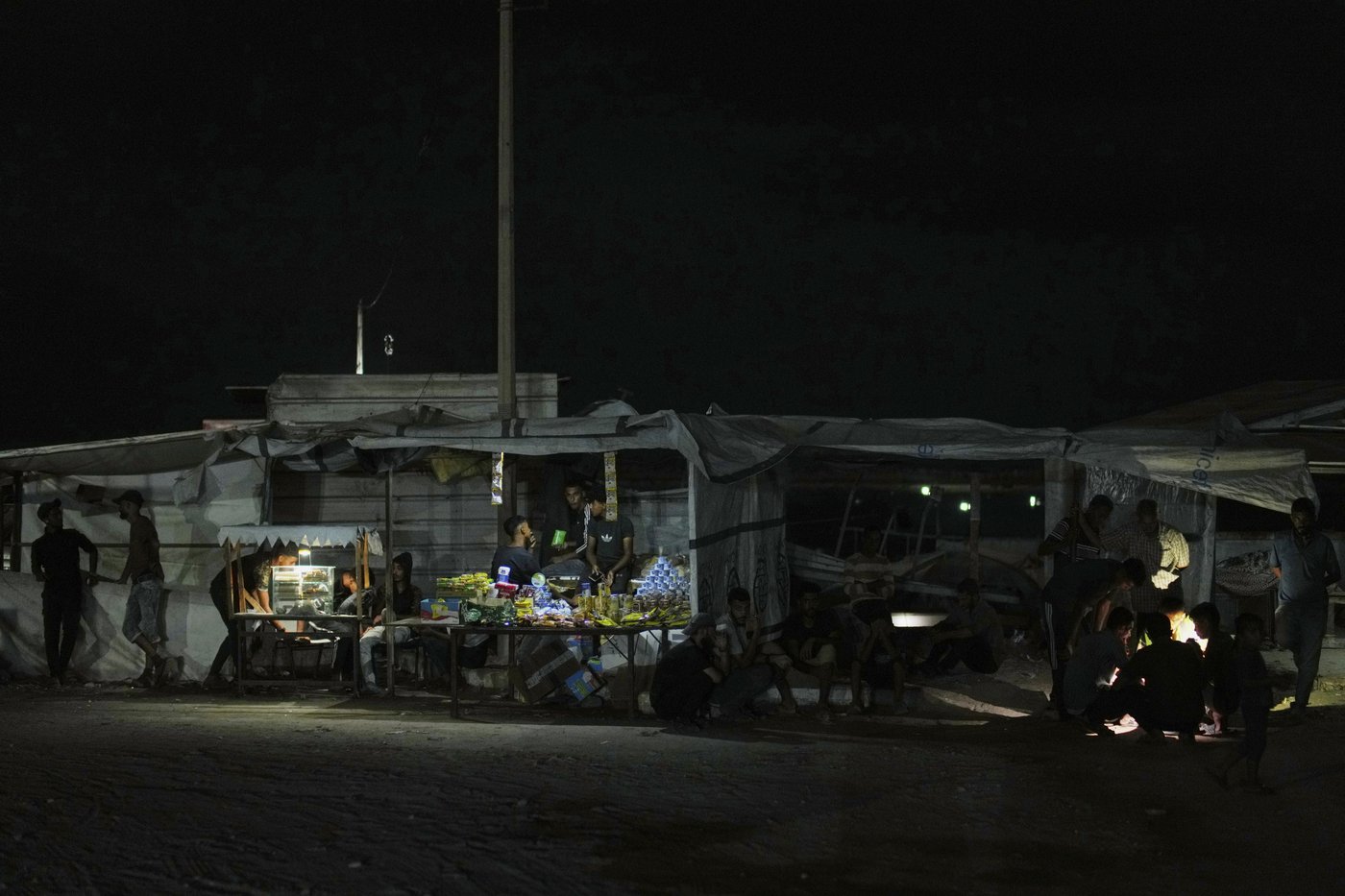 Photos in Gaza City, where the beach offers fleeting respite as war and famine grind on | iNFOnews.ca