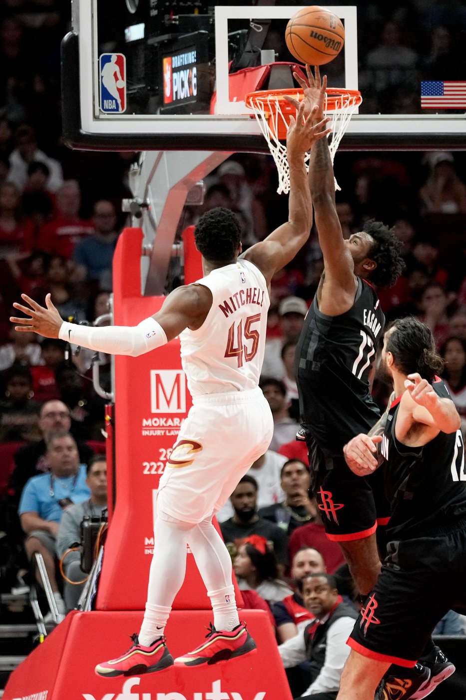 Kevin Durant scores 30 points to lead the Rockets to a dominant win over the Cavaliers | iNFOnews.ca