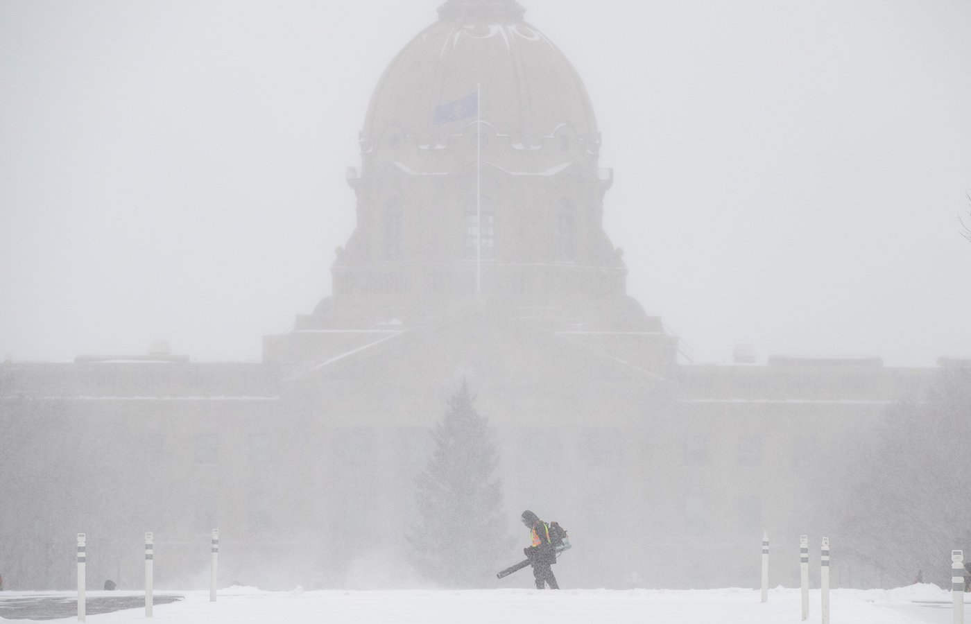 Winter storm hits Prairies, closing schools and universities in Winnipeg | iNFOnews.ca