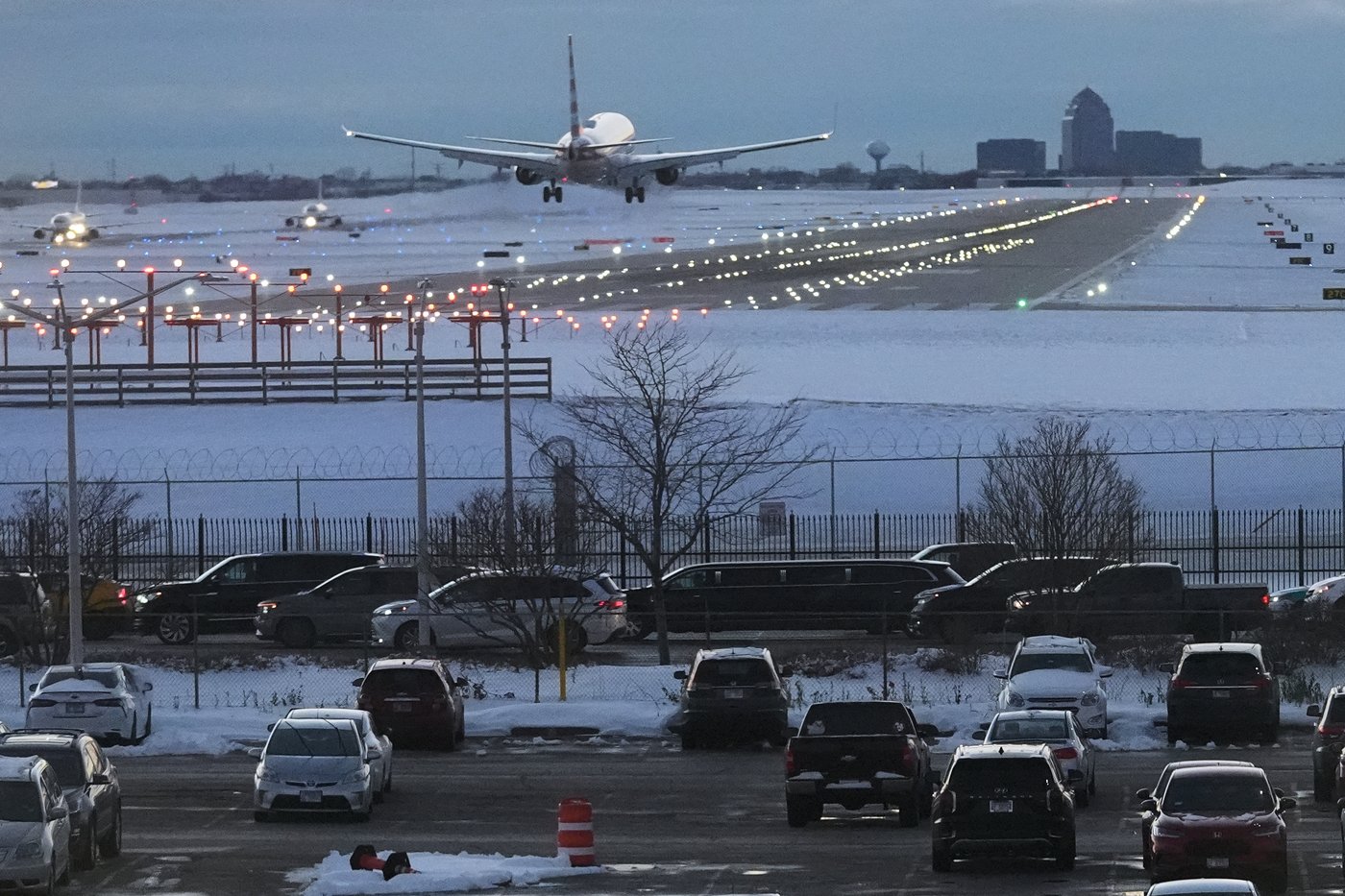 Post-Thanksgiving travelers in Chicago see hundreds of flights canceled and delayed after snowstorm | iNFOnews.ca Post-Thanksgiving travelers in Chicago see hundreds of flights canceled and delayed after snowstorm | iNFOnews.ca