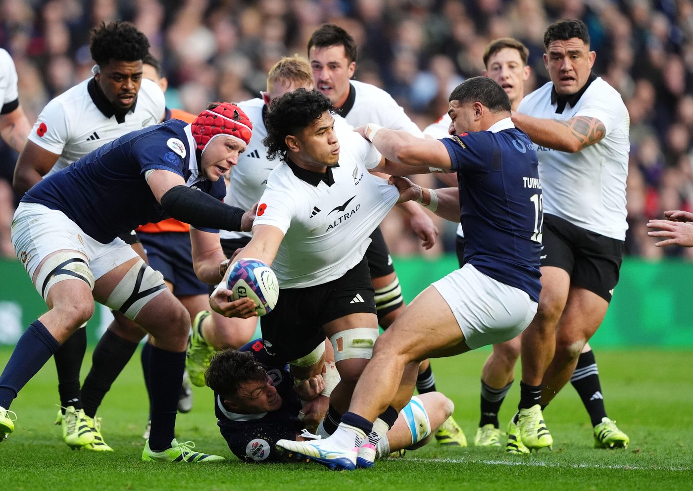 All Blacks overcome three yellow cards to stay unbeaten against Scotland | iNFOnews.ca All Blacks overcome three yellow cards to stay unbeaten against Scotland | iNFOnews.ca