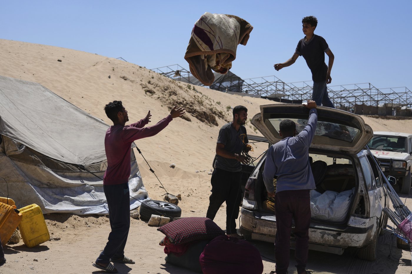 Photos of thousands of Palestinians fleeing Gaza City as Israel begins ground offensive | iNFOnews.ca