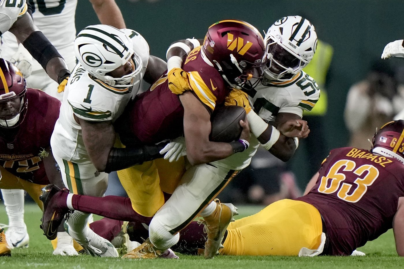 Commanders QB Jayden Daniels has a knee injury and his status for game vs. Raiders is unknown | iNFOnews.ca
