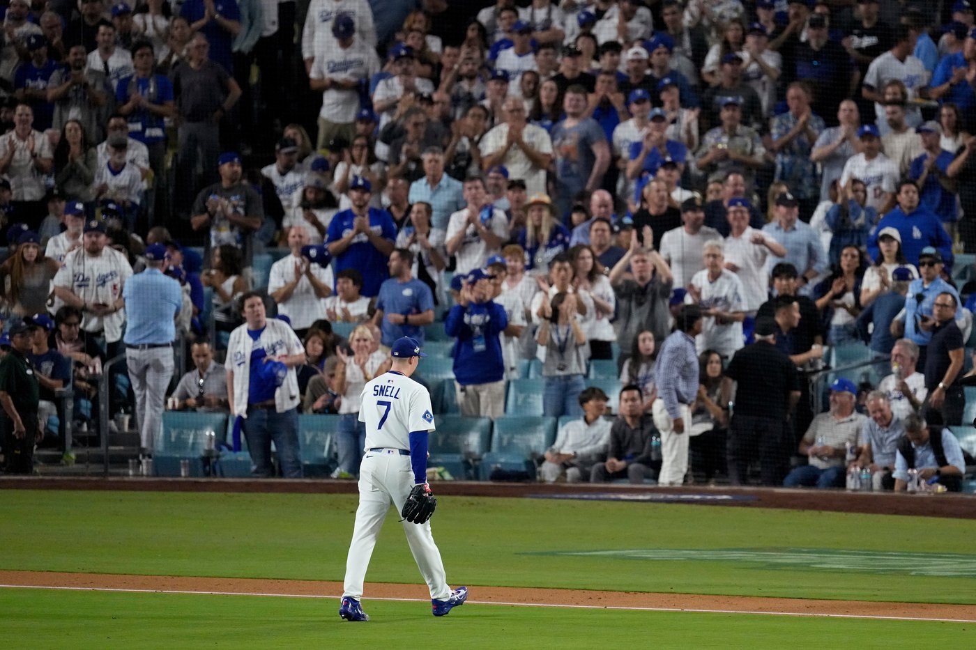 Photo Gallery: Blue Jays top Dodgers 6-1 to take 3-2 series lead | iNFOnews.ca