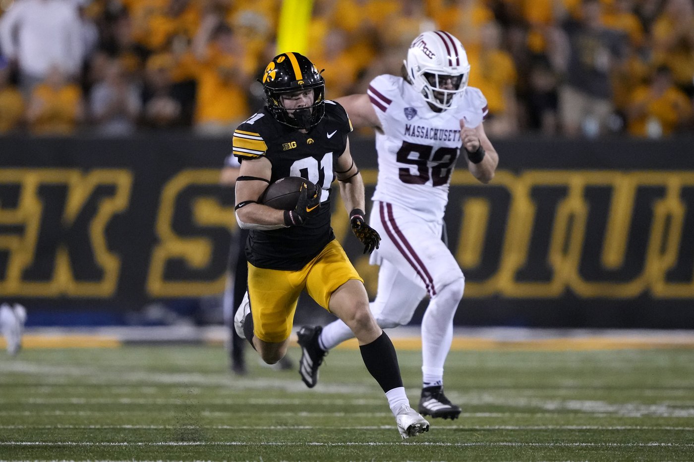 Iowa's Kirk Ferentz becomes Big Ten's winningest coach as Hawkeyes beat Massachusetts, 47-7 | iNFOnews.ca
