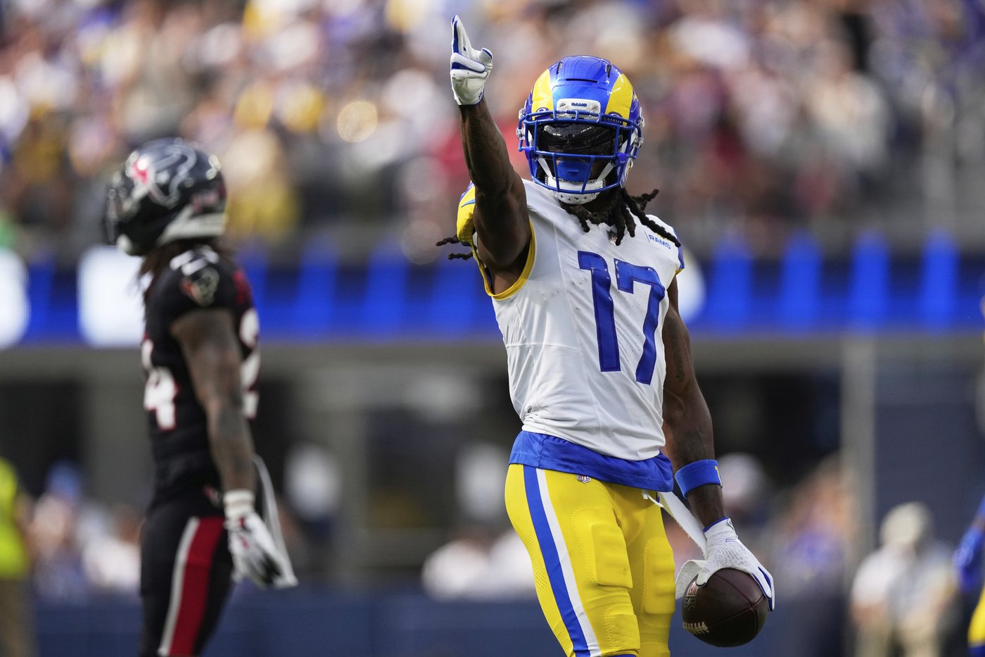 Stafford tops 60,000 yards passing, defense stands strong as Rams hold off Texans 14-9 | iNFOnews.ca