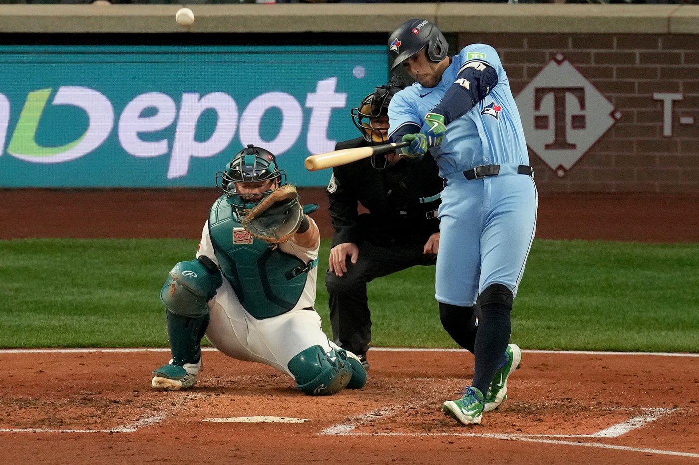 Guerrero, Springer sparks Blue Jays, who hit 5 HRs and cut Mariners' ALCS lead to 2-1 with 13-4 rout | iNFOnews.ca Guerrero, Springer sparks Blue Jays, who hit 5 HRs and cut Mariners' ALCS lead to 2-1 with 13-4 rout | iNFOnews.ca
