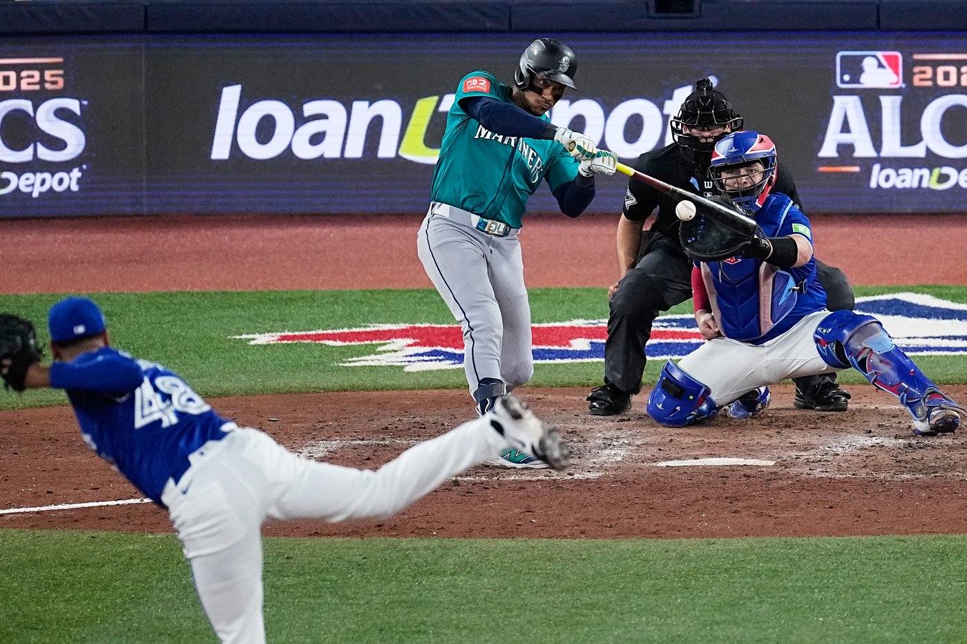 Photo Gallery: Mariners beat Blue Jays in Game 1 | iNFOnews.ca