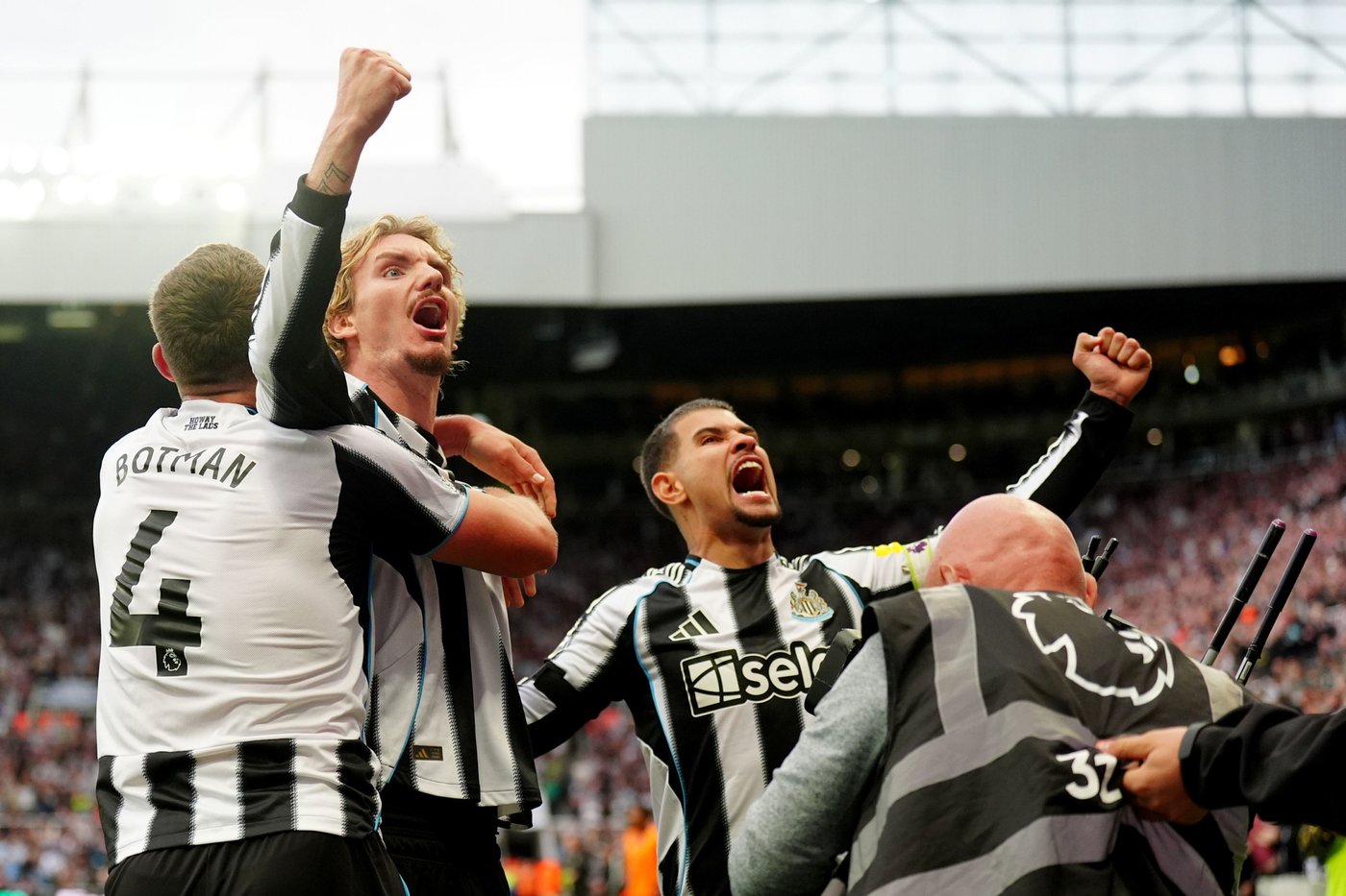 Arsenal scores two late goals to beat Newcastle and close in on Premier League leader Liverpool | iNFOnews.ca
