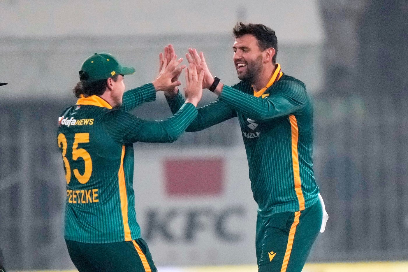 Pakistan tail hangs on to beat spirited South Africa by 2 wickets in ODI series opener | iNFOnews.ca