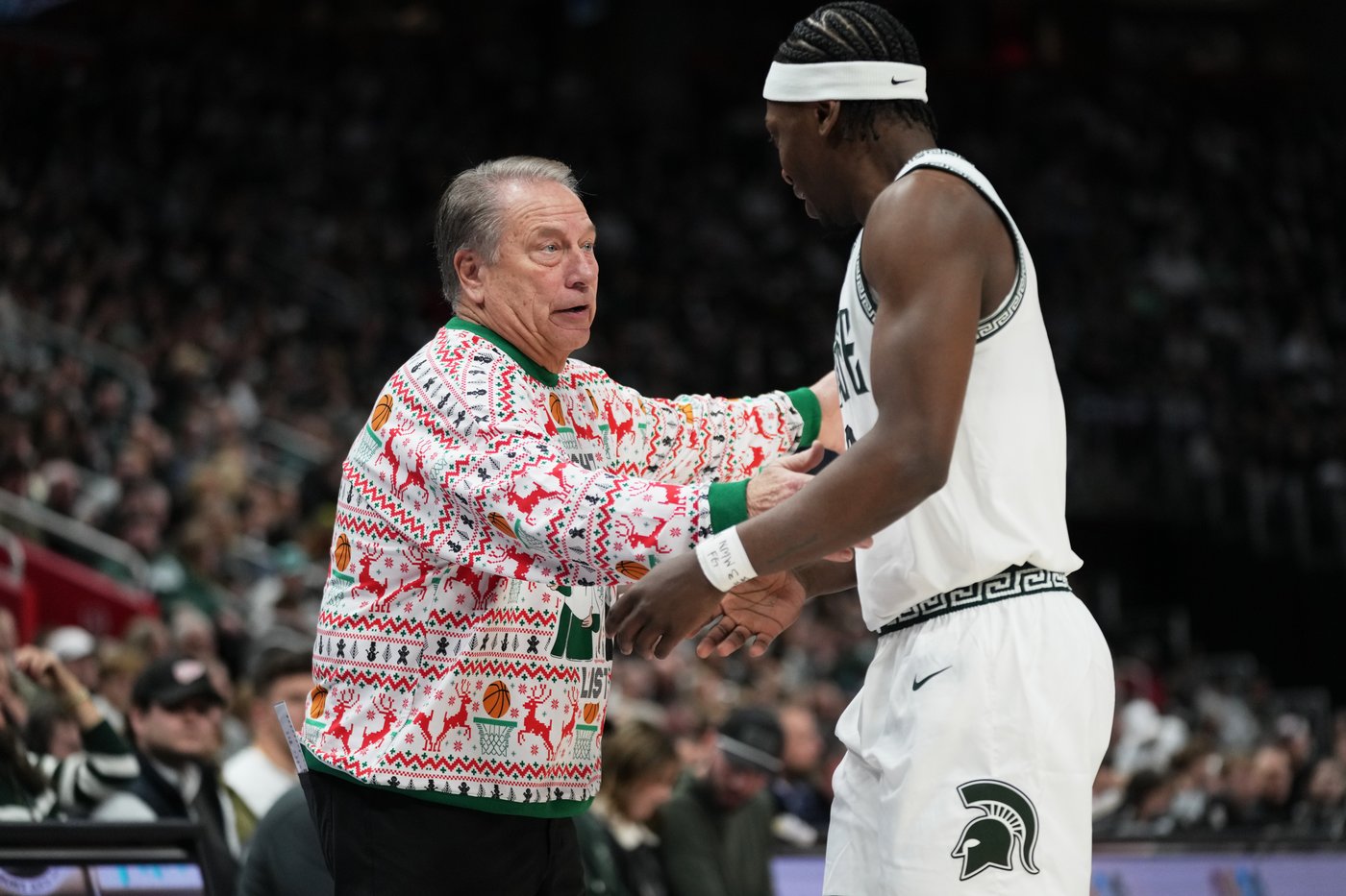 No. 9 Michigan State beats Oakland 79-70 as Tom Izzo and Greg Kampe don custom holiday sweaters | iNFOnews.ca