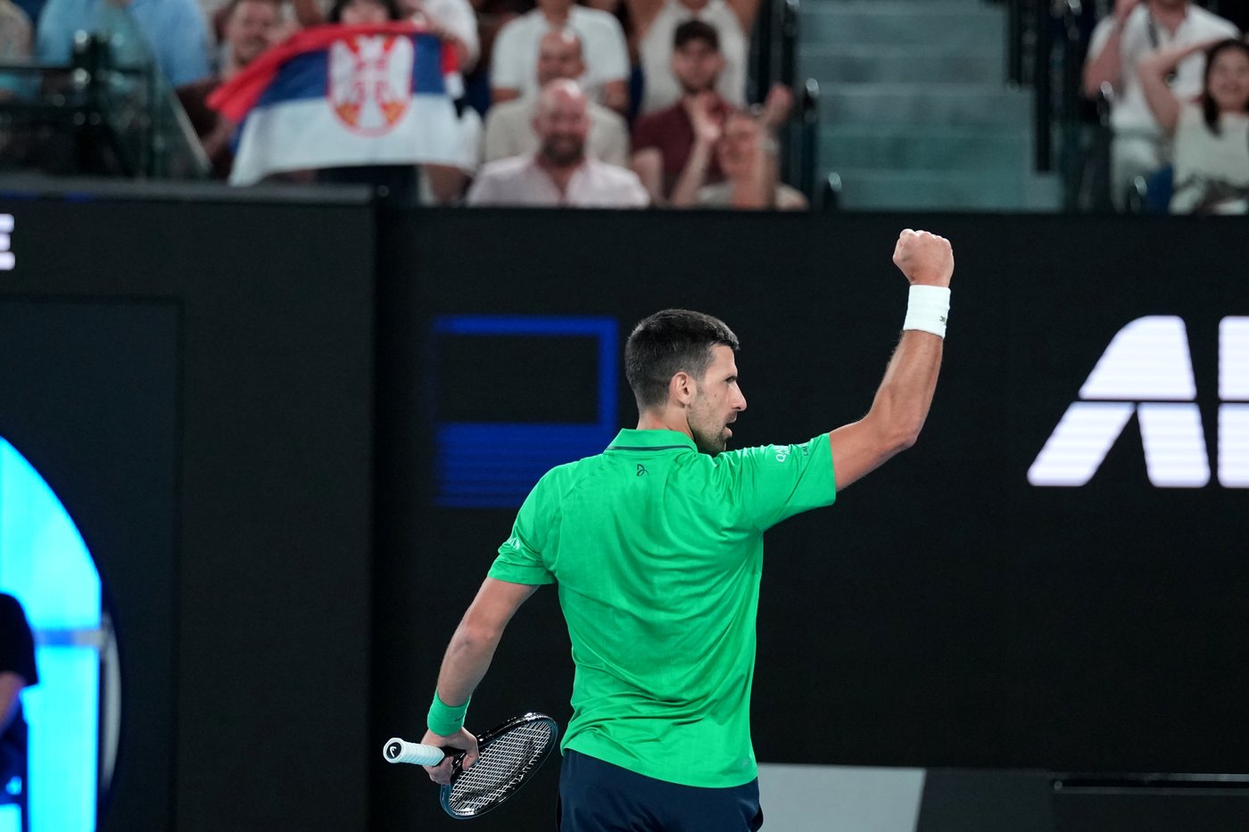 Djokovic secures 400th Grand Slam match win to extend record, ties Federer's Australian Open mark | iNFOnews.ca
