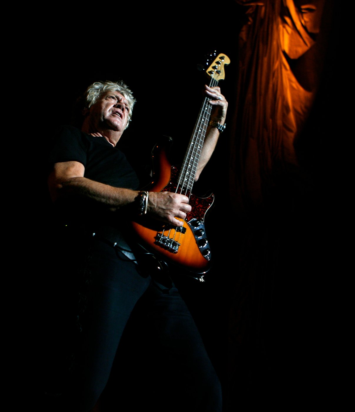 John Lodge, singer and bassist of Moody Blues during classic era, dies at 82 | iNFOnews.ca