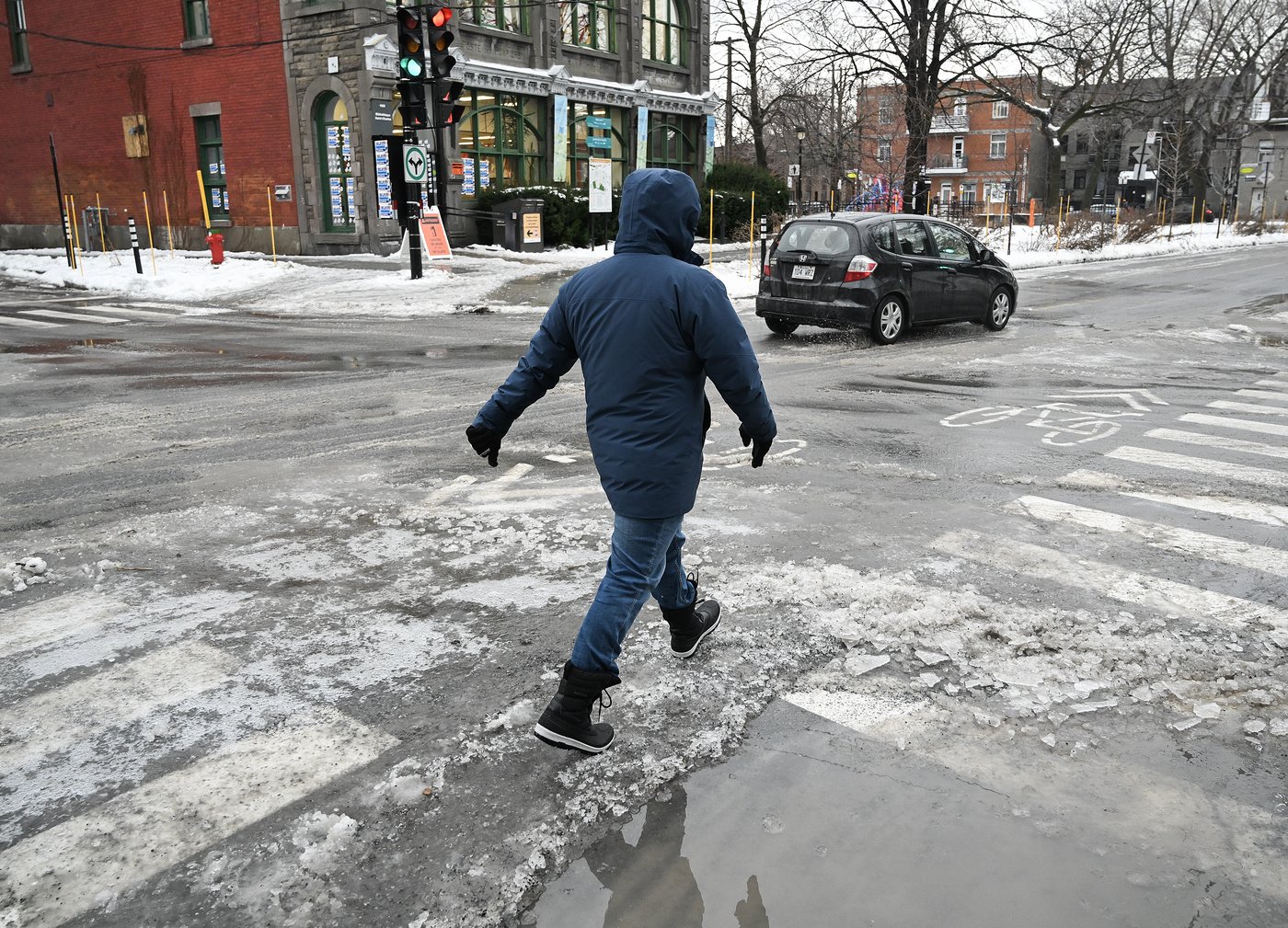 Sharp rise in 911 calls in Montreal as wintry weather hits Eastern Canada | iNFOnews.ca