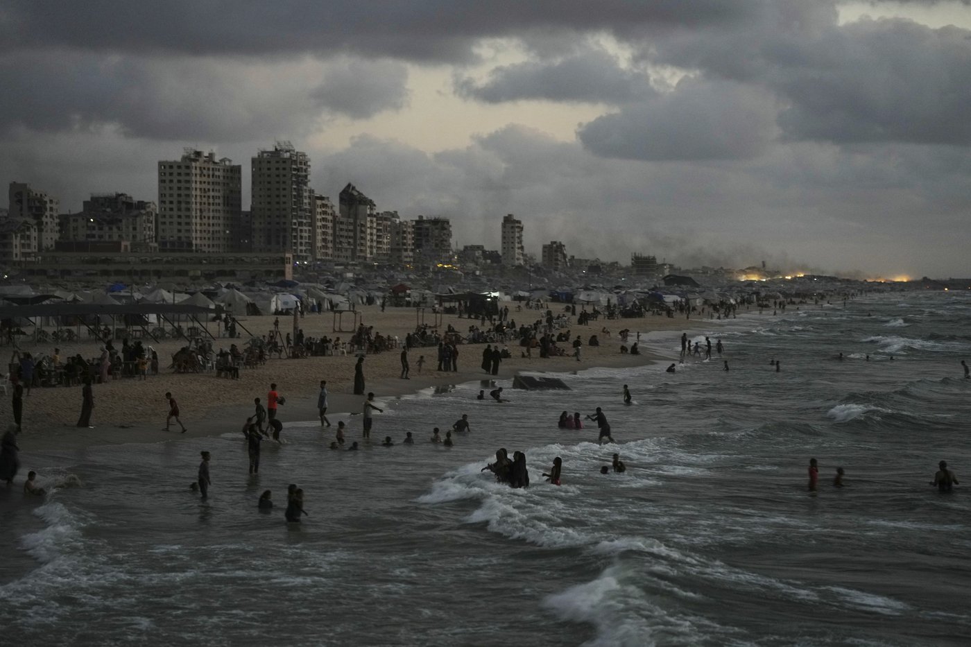 Photos in Gaza City, where the beach offers fleeting respite as war and famine grind on | iNFOnews.ca