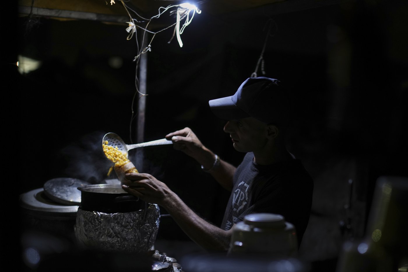 Photos in Gaza City, where the beach offers fleeting respite as war and famine grind on | iNFOnews.ca
