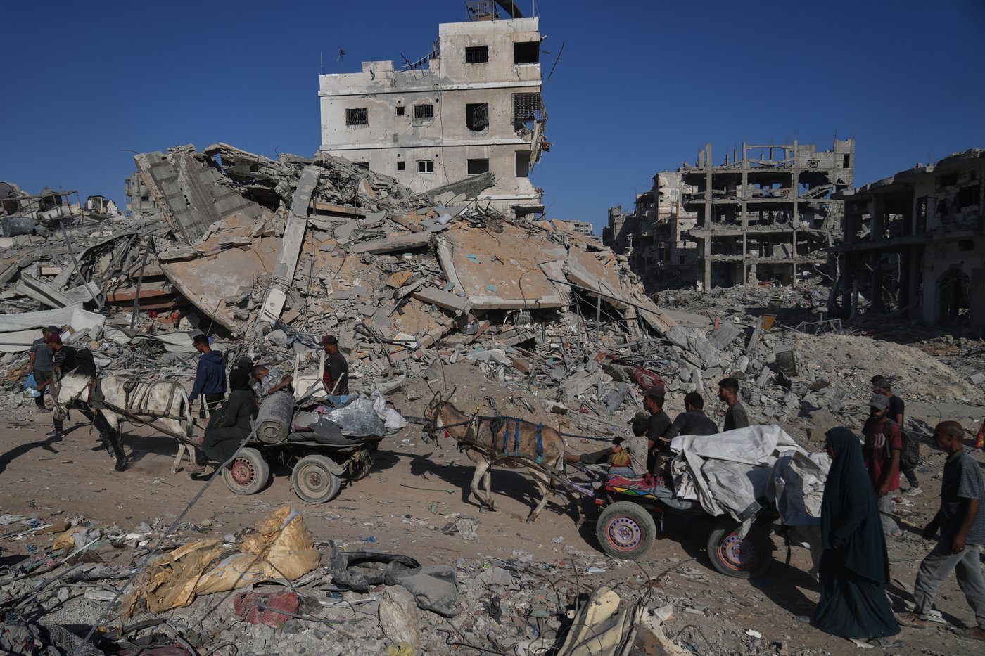 Photos show Gaza’s destruction as families return to what's left of their homes | iNFOnews.ca
