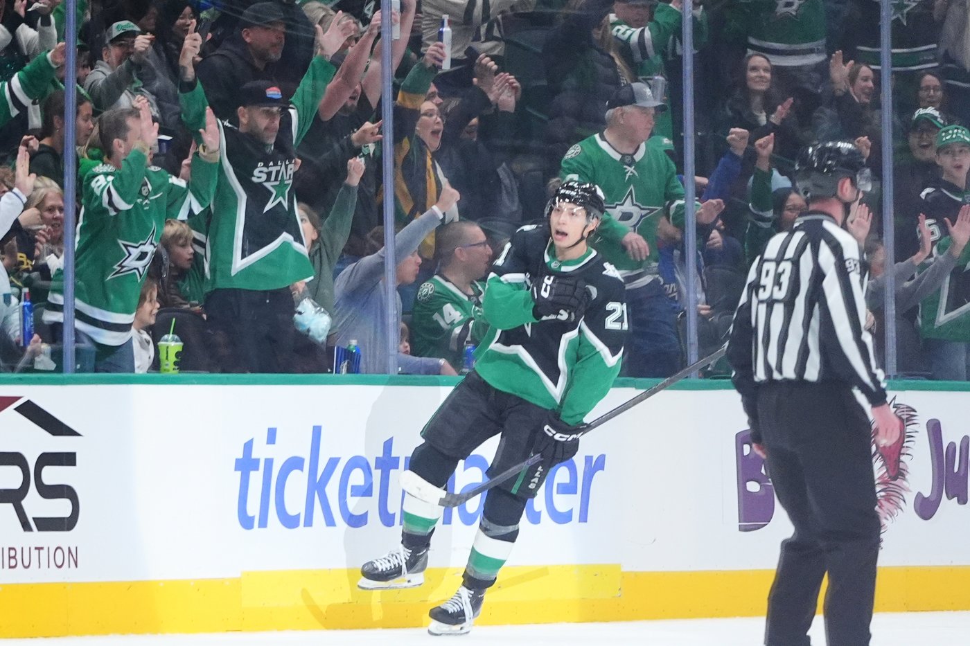 Johnston's hat trick leads Stars past Senators 6-1 for 4th consecutive win | iNFOnews.ca Johnston's hat trick leads Stars past Senators 6-1 for 4th consecutive win | iNFOnews.ca
