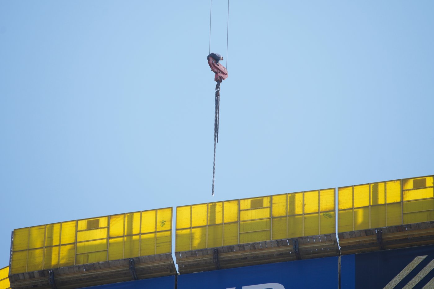 Fire teams rescue 15-year-old stuck on crane over high-rise building in Jerusalem | iNFOnews.ca