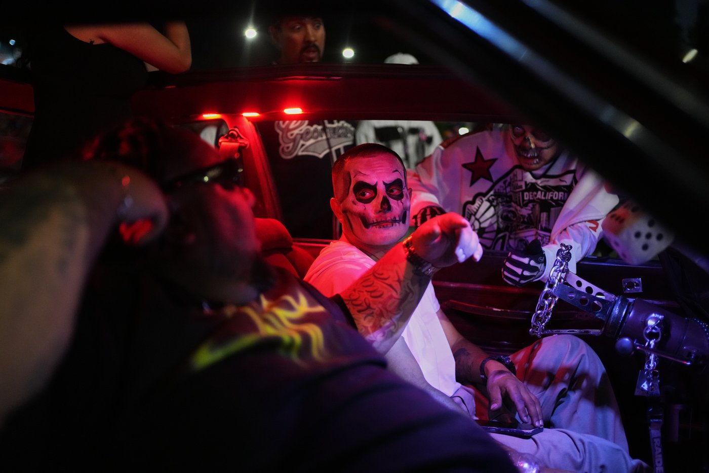 LGBTQ+ artists bring pride to Mexico City's Catrina parade ahead of Day of the Dead, in photos | iNFOnews.ca