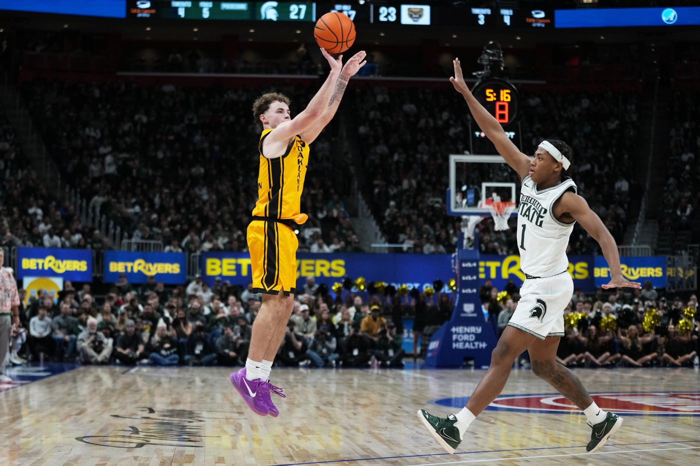 No. 9 Michigan State beats Oakland 79-70 as Tom Izzo and Greg Kampe don custom holiday sweaters | iNFOnews.ca