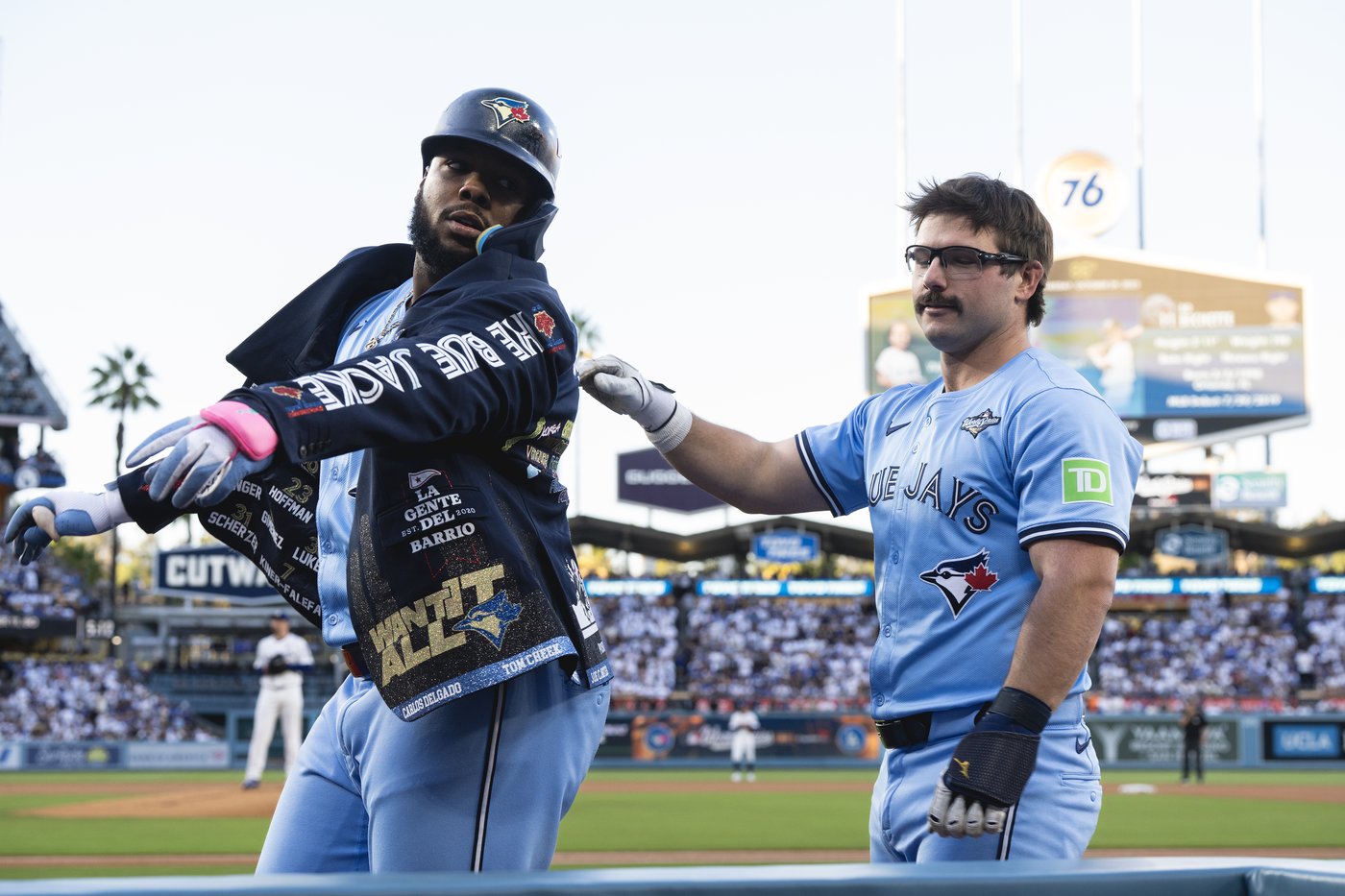 Photo Gallery: Blue Jays top Dodgers 6-1 to take 3-2 series lead | iNFOnews.ca