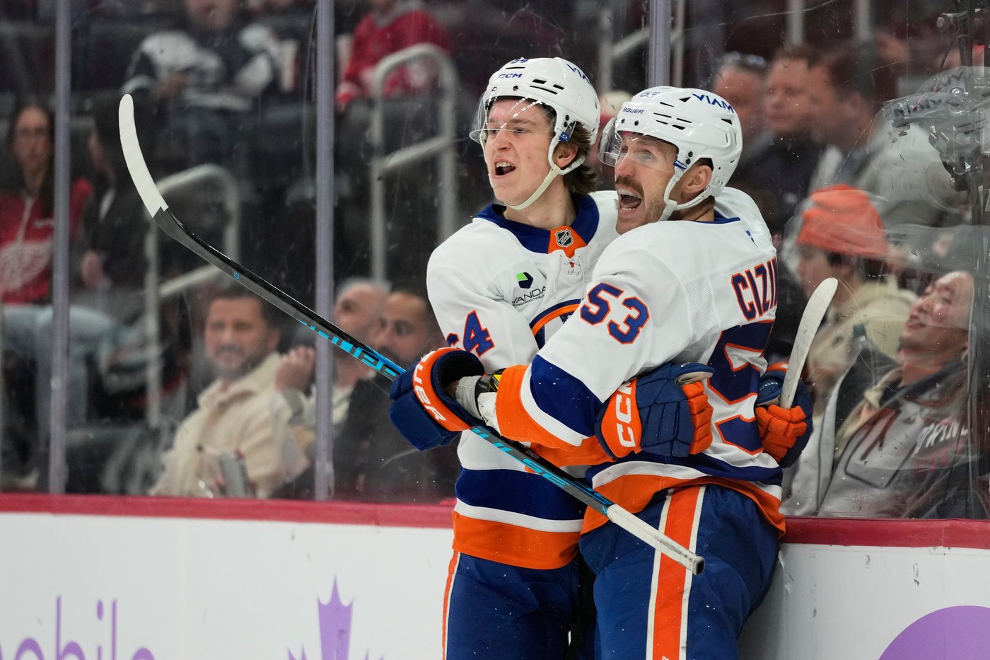 Shabanov has 2 goals and an assist, Sorokin stops 29 shots as Islanders beat Red Wings 5-0 | iNFOnews.ca