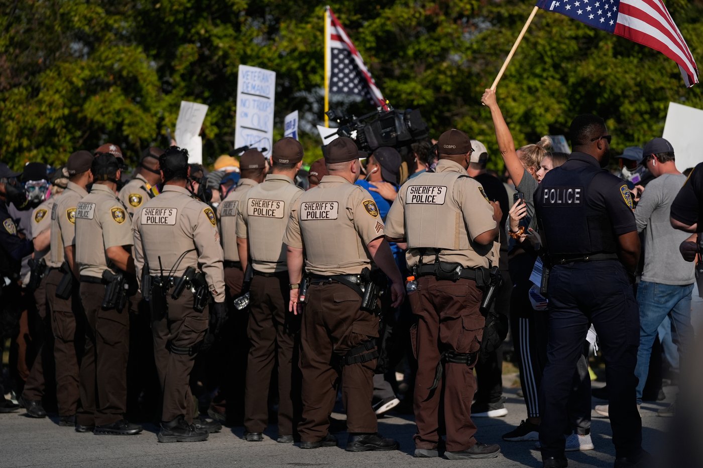 Noem visits Chicago area ICE facility as agents arrest 13, raid city neighborhoods | iNFOnews.ca