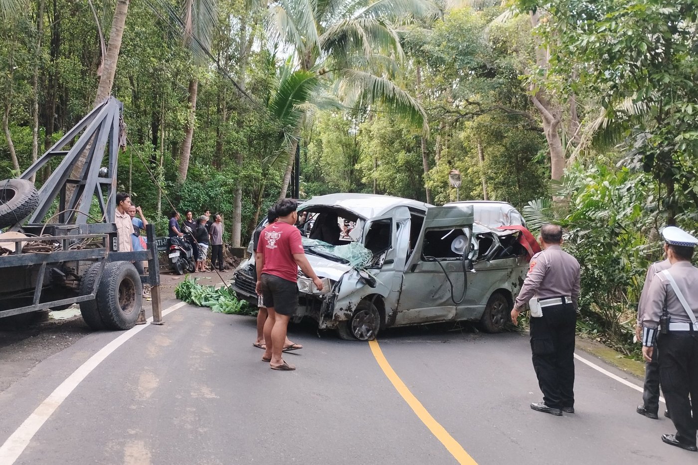 A minibus carrying Chinese tourists crashes in Bali, killing 5 passengers | iNFOnews.ca