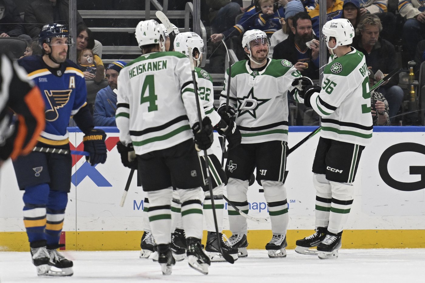 Harley's late goal lifts Stars past Blues, 4-3 | iNFOnews.ca